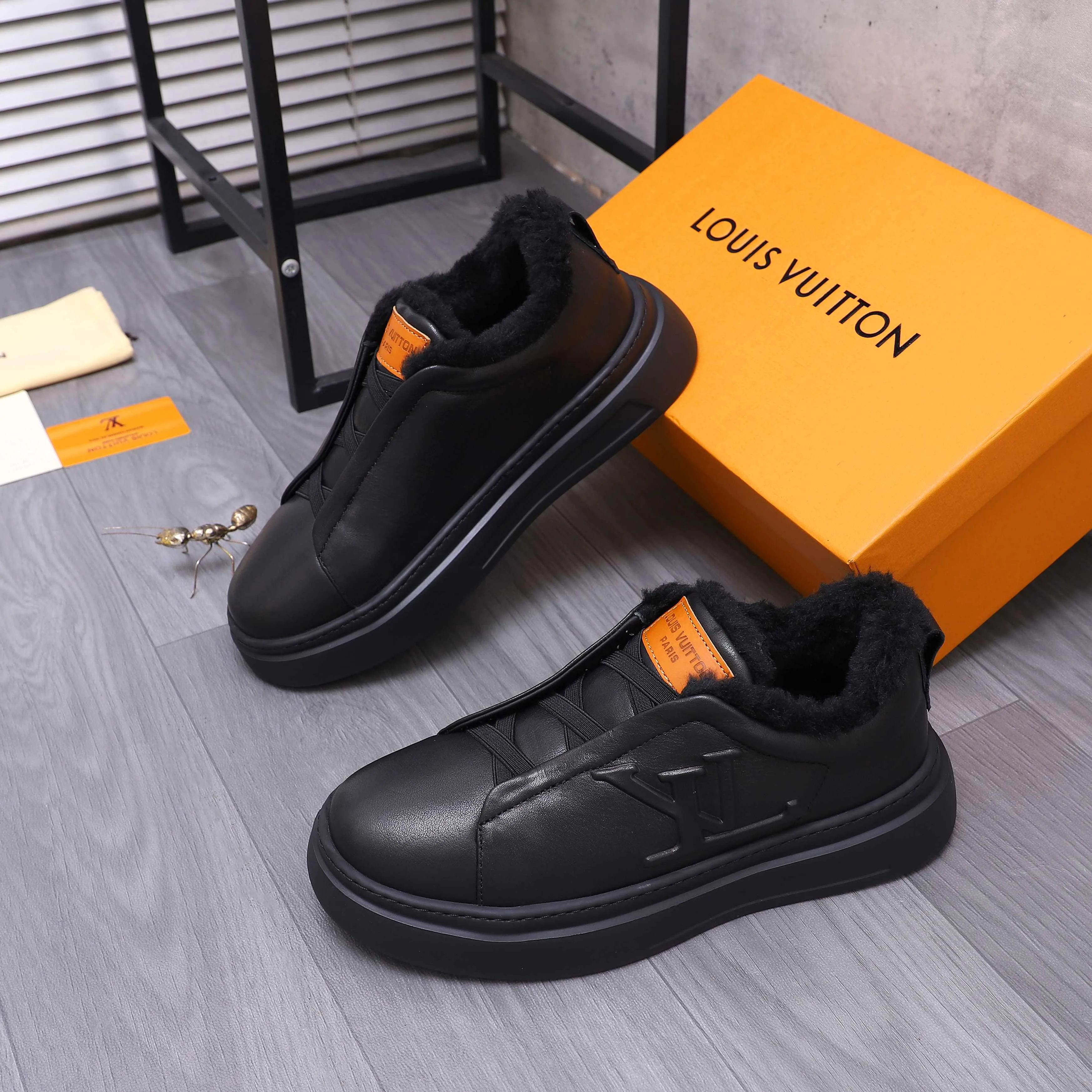 Men's shoes 💰p500 Product trademark: LV "Louis Vuitton Winter warm casual men's shoes Regular size: 38-44 Product materials: Selected high-quality cowhide upper, plush lining, rubber outsole